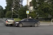 Видеорегистратор снял, как на Уралмаше Toyota протаранила Daewoo, мешавшую ей проскочить на красный. ВИДЕО