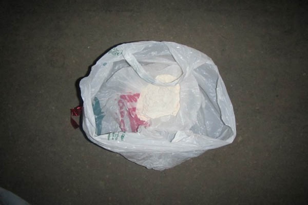 На железнодорожном вокзале полицейские задержали наркоторговца, который проглотил пакетик с товаром - Фото 1