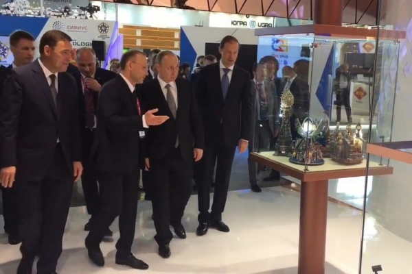 Владимир Путин посетил стенд РМК на выставке ИННОПРОМ - Фото 1