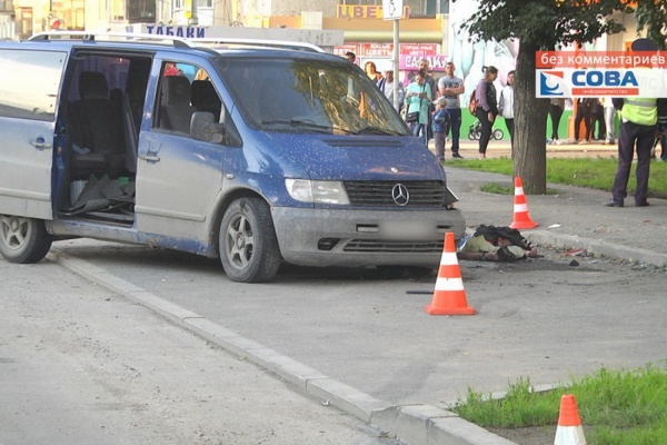 На Бакинских комиссаров водителя Mercedes придавило его же автомобилем. ФОТО - Фото 1