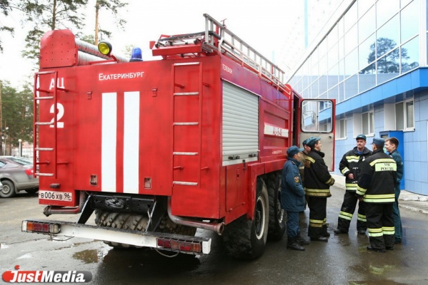 Ночью на ВИЗе две пожарные машины тушили горящий автомобиль  - Фото 1