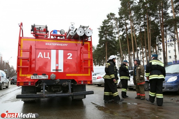 В Екатеринбурге сгорели две легковушки и «Газель» с прицепом - Фото 1