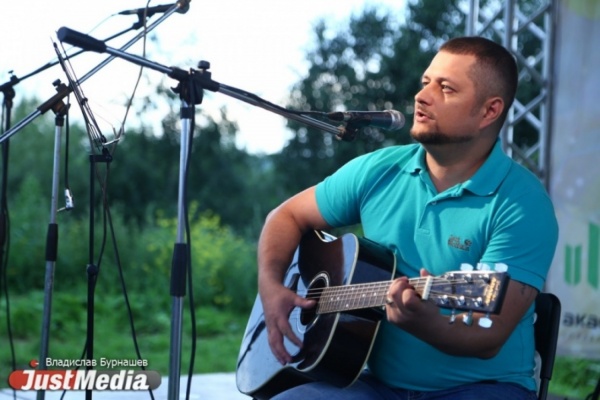 В Академическом прошел вечер песни под гитару. ФОТО - Фото 1
