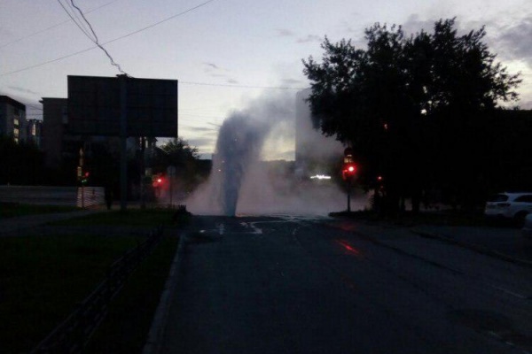 Еще один фонтан во время опрессовок забил посреди проезжей части на Фурманова - Фото 1