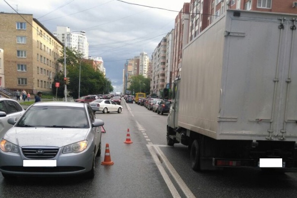 В Екатеринбурге водитель иномарки сбил 16-летнюю девушку, которая перебегала дорогу на «красный» - Фото 1