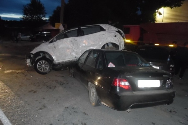 На Урале, уходя от полицейской погони, угонщик разбил шесть автомобилей. ФОТО - Фото 1