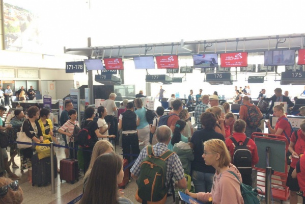«Уральские авиалинии» на три часа задерживают рейс Прага-Екатеринбург - Фото 1