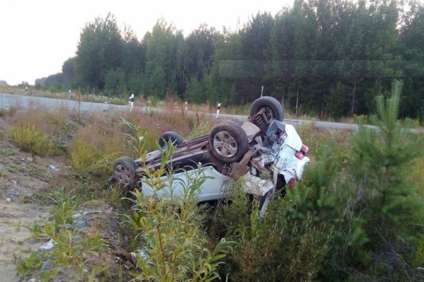 На севере Свердловской области после столкновения с Mazda перевернулся Hyundai. ФОТО - Фото 1
