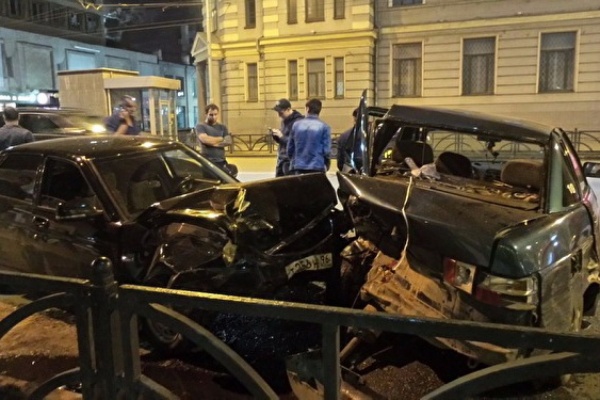 В центре Екатеринбурга водитель Lada Priora разбил три автомобиля - Фото 1