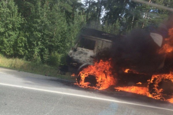 На ЕКАДе сгорел грузовик - Фото 1