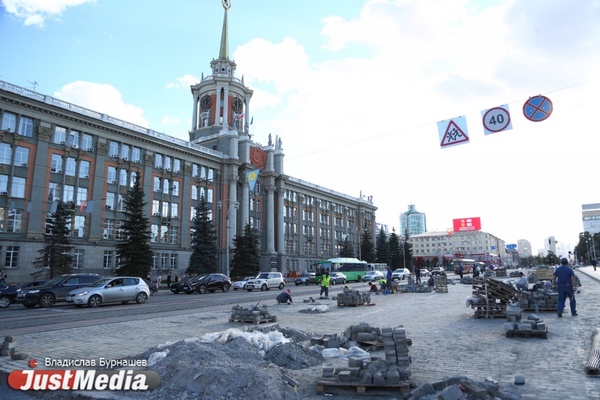 Дорожники срывают празднование Дня города в центре Екатеринбурга. Мэрия не видит на площадке, где выступит «Чайф», разобранную брусчатку. ФОТО - Фото 1