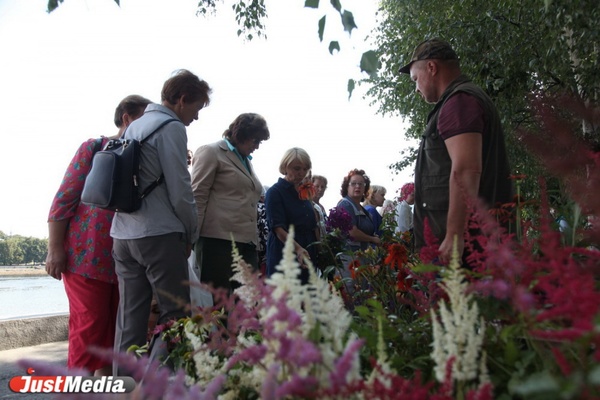 Набережную реки Исеть заполнили «цветочные предприниматели» - Фото 1