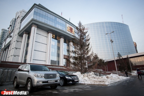 В Екатеринбурге взыскатель спрятал Land Cruiser от приставов в гараже и «закрыл» его КАМАЗом - Фото 1