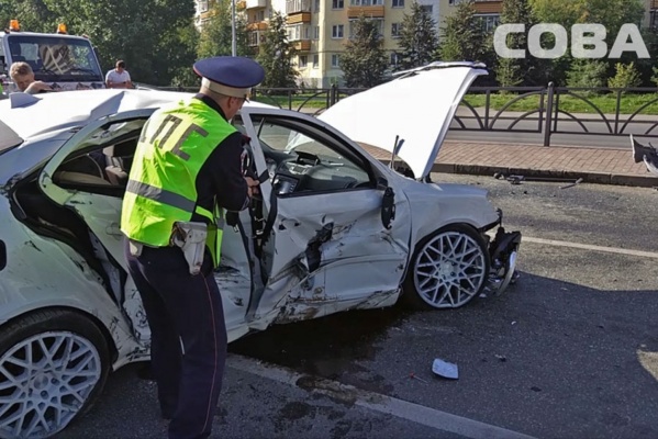 В Екатеринбурге на Машинной Skoda снесла ограждение и врезалась в Volkswagen - Фото 1