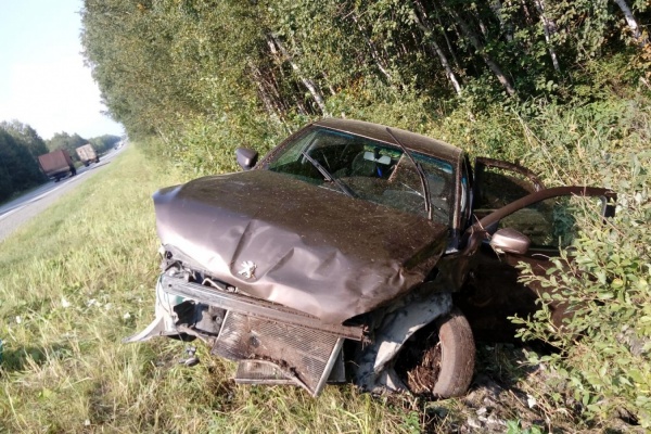 На Серовском тракте водитель Peugeot уснул за рулем и автомобиль перевернулся - Фото 1