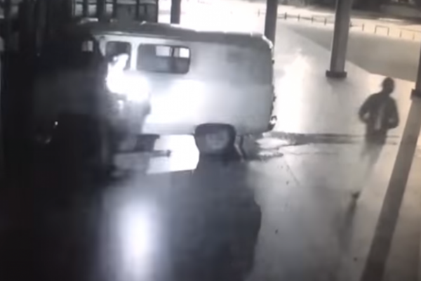 Мужчина, атаковавший ККТ «Космос», сам поджег автомобиль с газовыми баллонами. ВИДЕО - Фото 1