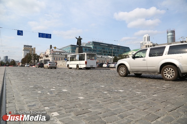 Пользователей социальных сетей возмутила новая брусчатка на проспекте Ленина, которая уже пошла волнами. ФОТО - Фото 1