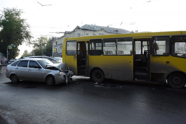 На Уралмаше в столкновении пассажирского автобуса и легковушки пострадали три человека - Фото 1
