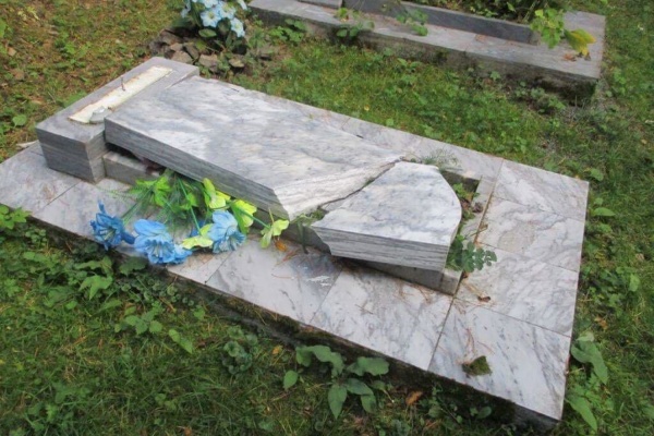 Полиция привлекла к ответственности родителей малолетних вандалов, устроивших погром на кладбище под Нижним Тагилом - Фото 1