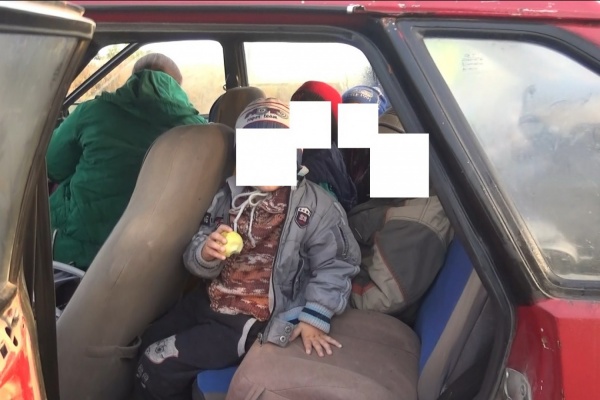 В Богдановиче гаишники устроили погоню за водителем без прав и с полным салоном детей - Фото 1
