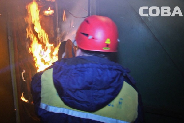 В Екатеринбурге в многоэтажке сгорела квартира. Из здания эвакуировали 30 человек. ФОТО - Фото 1