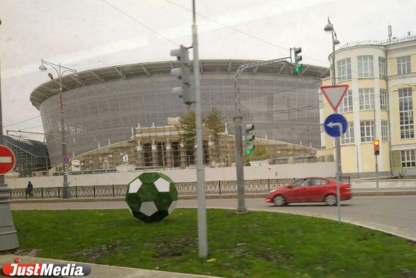 У Центрального стадиона, где раньше стояли трехметровые фигуры футболистов, появился мяч - Фото 1