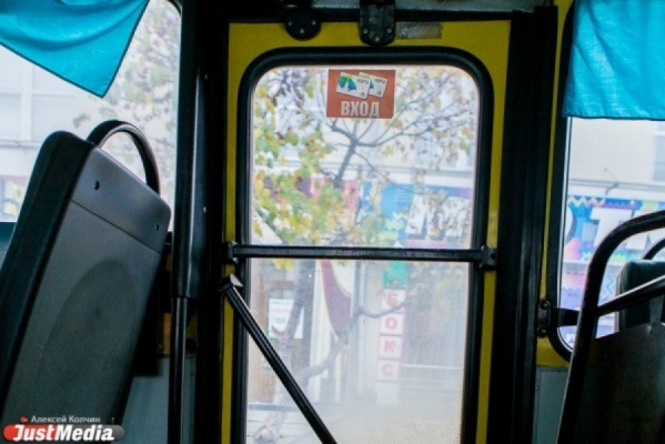 В Екатеринбурге водитель автобуса, зажавший пассажира в дверях и скрывшийся с места ДТП, лишен прав на год - Фото 1