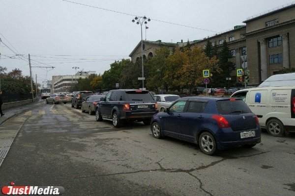 Весь центр - сплошная пробка. Из-за закрытия Макаровского моста в Екатеринбурге колоссальные затруднения на дорогах - Фото 1