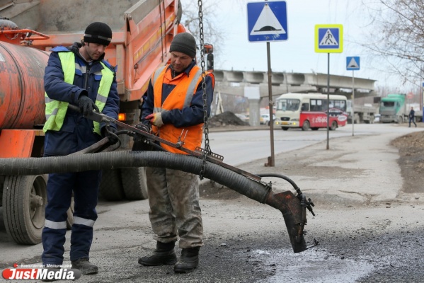 На трассе под Екатеринбургом рабочие облили гудроном 40 машин - Фото 1
