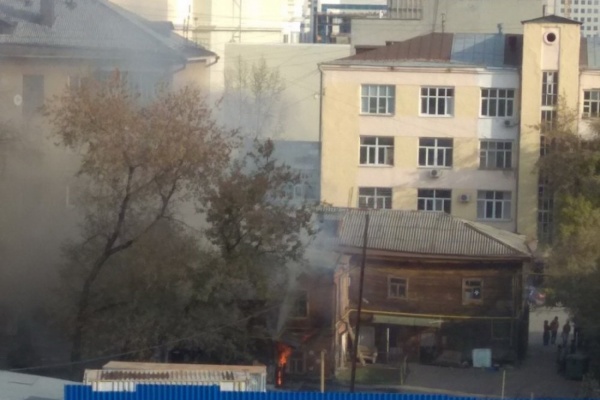 В центре Екатеринбурга горит старинный особняк - Фото 1