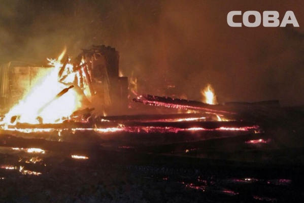 Двенадцать пожарных машин тушили крупный пожар в коллективном саду под Екатеринбургом. ФОТО  - Фото 1