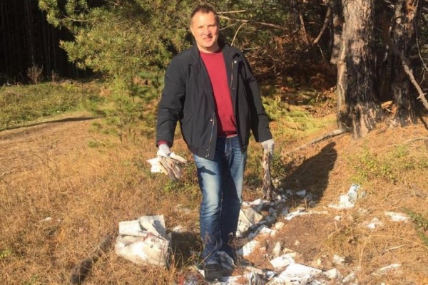  «Ходят мимо мусора и матерят»: депутат свердловского заксобрания убрал из леса разбросанные агитки - Фото 1