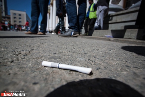 В России могут запретить курить возле подъездов - Фото 1