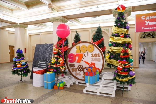 В центре Екатеринбурга появились первые новогодние елки. Одна из них – выложена из лекций студентов - Фото 1