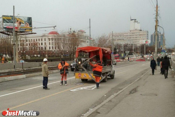  На Макаровском мосту, который откроется через час, рабочие рисуют дорожную разметку. ФОТО - Фото 1