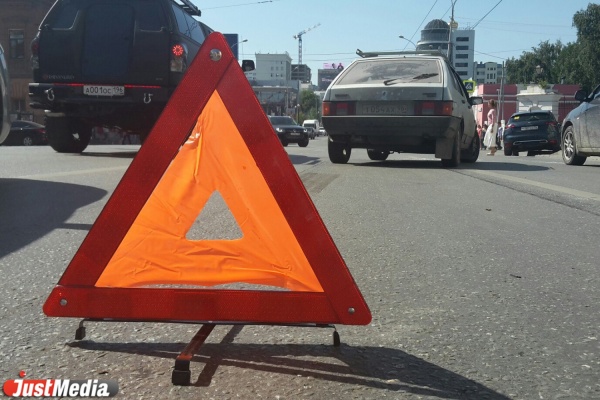 ДТП с участием двух иномарок блокировало движение транспорта около ТРЦ «Карнавал» - Фото 1