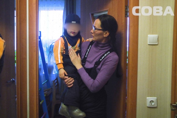 В Екатеринбурге двухлетний мальчик закрылся от мамы в квартире. ФОТО - Фото 1