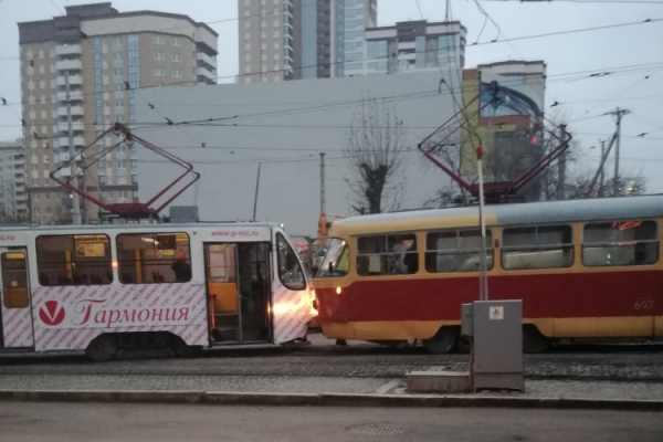 В Екатеринбурге два трамвая столкнулись лоб в лоб - Фото 1