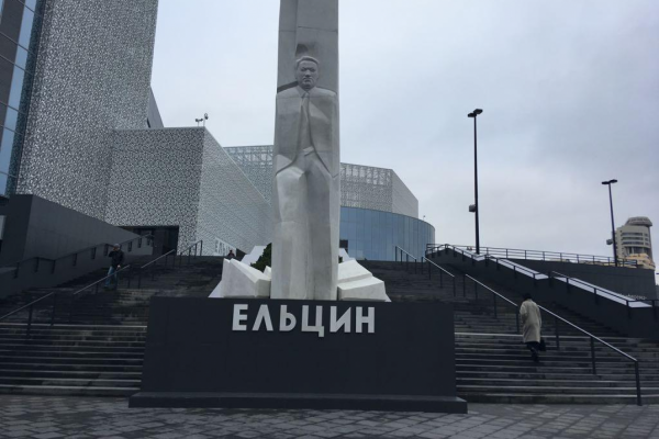 В Екатеринбурге «подожгли» монумент Борису Ельцину - Фото 1