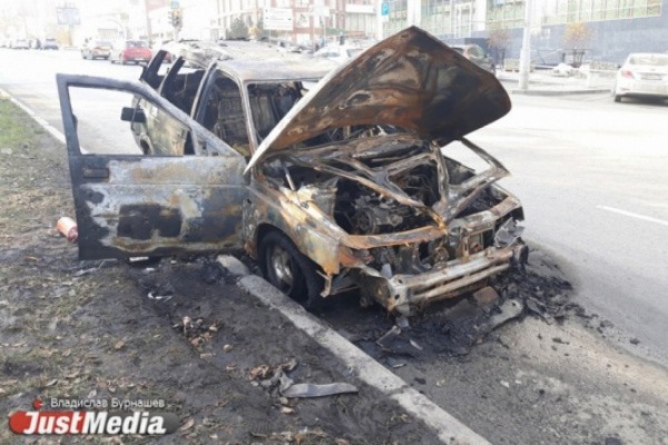 В Екатеринбурге минувшей ночью сгорели Mercedes и «шестерка» - Фото 1