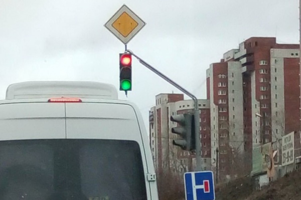 В Екатеринбурге СМЭП сегодня починит разноцветный светофор - Фото 1