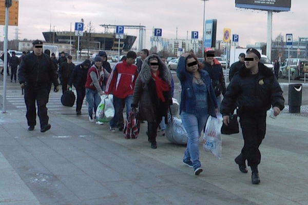 В Екатеринбург более тридцати гастарбайтеров-нелегалов депортировали на Родину. ФОТО - Фото 1
