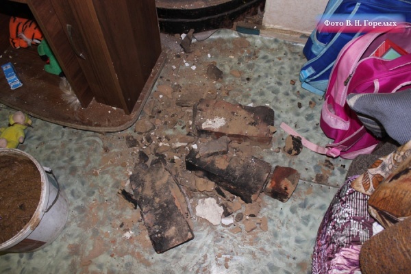 В Артинском районе от хлопка газа обрушилась печь. Часть кирпичей упала в кроватку к грудному ребенку. ФОТО - Фото 1