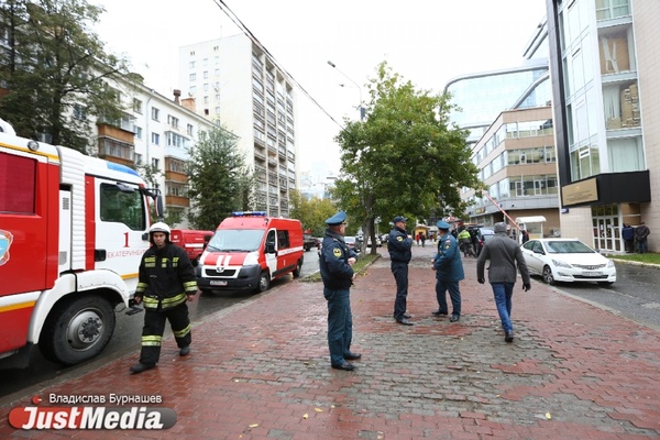 В Екатеринбурге эвакуируют крупные торговые центры и школы - Фото 1
