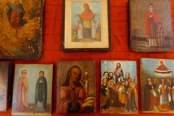 Член ОП Екатеринбурга подарил музею наивного искусства 20 икон - Фото 1