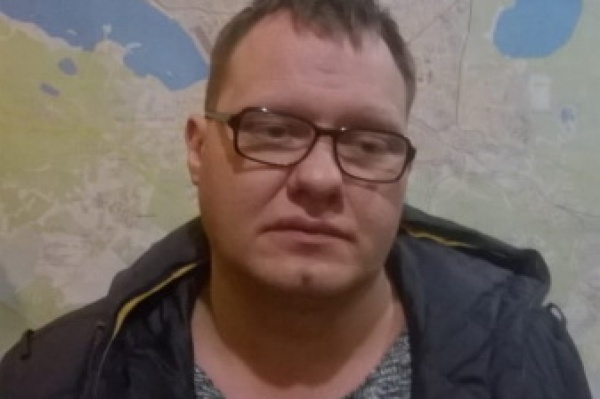 Полицейские Екатеринбурга разоблачили наркоторговца. Во время задержания он выкинул сейф с товаром в окно - Фото 1