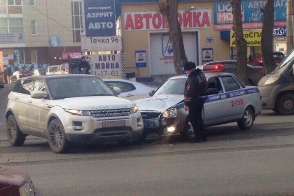 В центре Екатеринбурга гаишники протаранили Range Rover - Фото 1