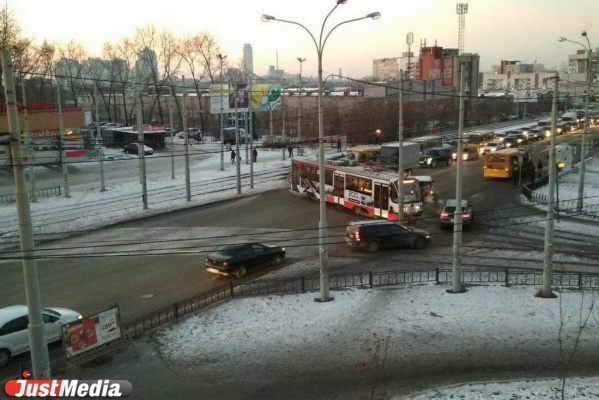 В Екатеринбурге трамвай перекрыл движение по улице Смазчиков. ВИДЕО - Фото 1