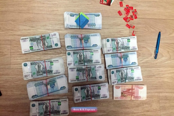 В Екатеринбурге задержали мошенника, который торговал поддельными удостоверениями и кидал на деньги интернет-покупателей  - Фото 1