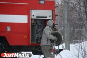 В Екатеринбурге во дворе дома на Машиностроителей сгорела дорогая иномарка